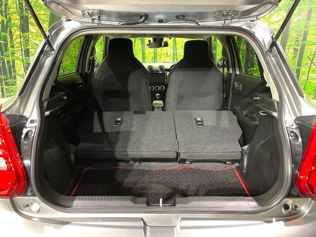 ���i�̂���������ʋ΁A���}���ɏ\���ȉ׎��X�y�[�X���m�ۂ��Ă���܂��B�Z�J���h�V�[�g��|���ƁA�傫�ȉו��̐ύڂ��\�ł���