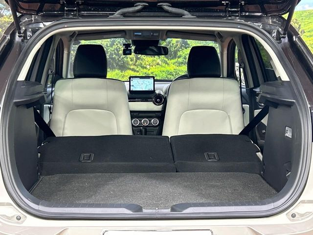 ���i�̂���������ʋ΁A���}���ɏ\���ȉ׎��X�y�[�X���m�ۂ��Ă���܂��B�Z�J���h�V�[�g��|���ƁA�傫�ȉו��̐ύڂ��\�ł���