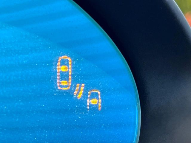 �y�u���C���h�X�|�b�g���j�^�����O�z���s���A�h�A�~���[�̎��p�ɂȂ�₷���ӏ��Ɍ㑱�Ԃ��ڋ߂���ƃT�C�h�~���[�t�߂Ɍx����\���A�h���C�o�[�ɒ��ӊ��N�����Ă���܂��B