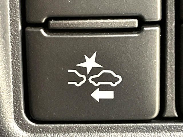 �y�g���^�Z�[�t�e�B�Z���X�z���s���ɑO���̎ԗ�����F�����A�Փ˂������Ȏ��͌x��ƃu���[�L�ŏՓˉ���Ɣ�Q�y�����A�V�X�g�B�����S�Ƀh���C�u�����y���݂��������܂��B