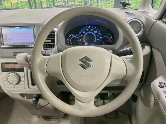 �C���e���A�ɍ��킹���f�U�C���̃X�e�A�����O�́A�^�]�������̂��Ƃ��l���A�^�]���₷���`��A�傫���ł��B�����x�A���ۂɐG���Ă��m���߂��������B