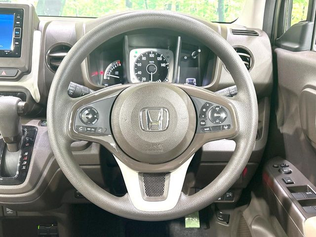 �C���e���A�ɍ��킹���f�U�C���̃X�e�A�����O�́A�^�]�������̂��Ƃ��l���A�^�]���₷���`��A�傫���ł��B�����x�A���ۂɐG���Ă��m���߂��������B