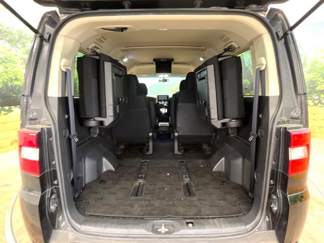 ���i�̂���������ʋ΁A���}���ɏ\���ȉ׎��X�y�[�X���m�ۂ��Ă���܂��B�Z�J���h�V�[�g��|���ƁA�傫�ȉו��̐ύڂ��\�ł���