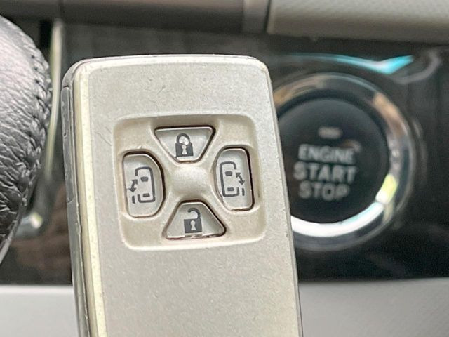 【スマートキー】カバンやポケットに入れたままでもドアの施錠・解錠が可能なスマートキーを装備。エンジンのオン・オフ時もカギを取り出す必要が無いからとっても便利です♪