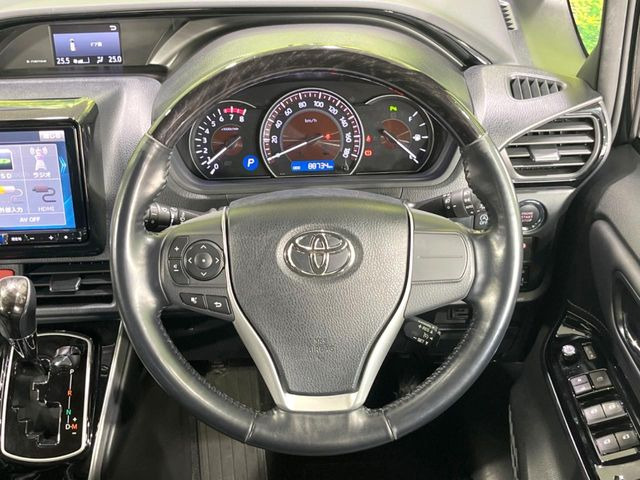 【ウッドコンビステアリング】高級感ある木目調パーツを採用した手に良く馴染むコンビハンドル。運転席廻りの雰囲気も一気に豪華になります!