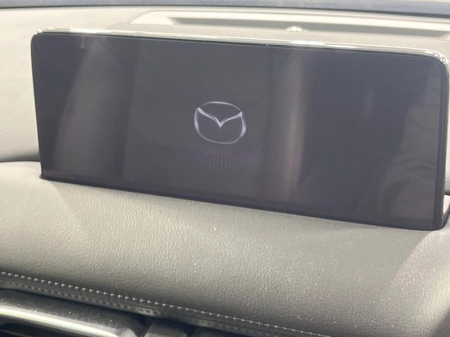 【10.25インチマツダコネクト】車内の雰囲気にマッチした大型ディスプレイ。スマホ接続でのナビ使用やBluetooth再生等、様々な機能が楽しめます。直感的なダイヤル操作が可能で、使い勝手も良好です。