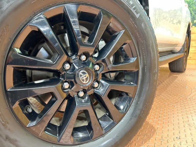 【純正18インチアルミホイール】外観にマッチした純正アルミホイールを装着しております。各種社外アルミホイールや、スタッドレスタイヤも取扱いしております。是非ご相談ください♪