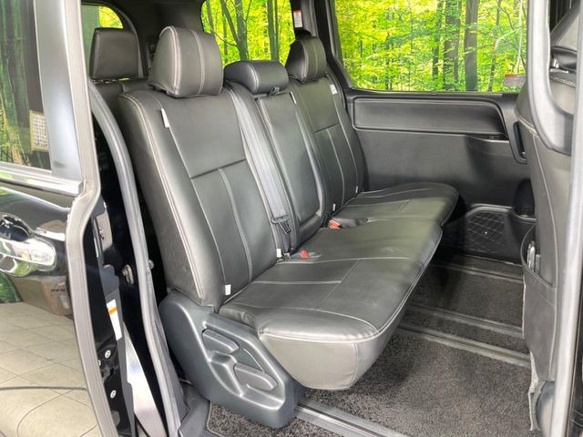 広々とした2列目シートは居住性が高く、居心地も快適!友達や家族とのお出かけにぴったりです。ベビーシートやチャイルドシート使用時も快適にお過ごしいただける十分な空間を確保しています。