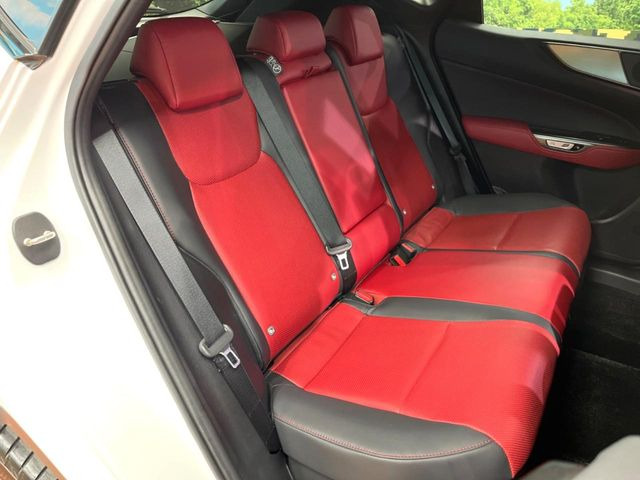 後部座席も気になるようなキズ・汚れやへたり等、大きなダメージはなく、良好な状態です。