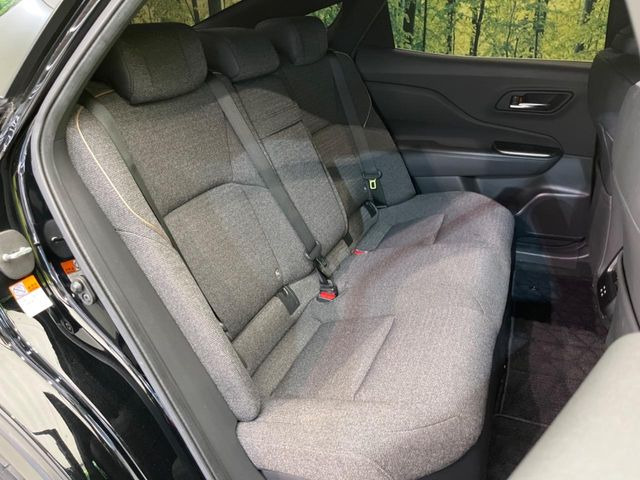 広々とした2列目シートは居住性が高く、居心地も快適!友達や家族とのお出かけにぴったりです。ベビーシートやチャイルドシート使用時も快適にお過ごしいただける十分な空間を確保しています。