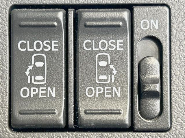 【両側パワースライドドア】スマートキーや運転席のスイッチで後席両側スライドドアの開閉が可能♪電動だから力を入れてドアを開ける必要が無く、小さなお子様でも簡単に開け閉めでき快適です♪