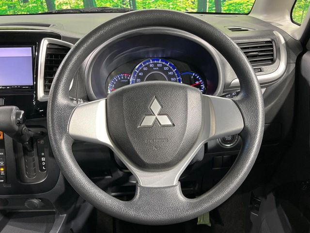 �C���e���A�ɍ��킹���f�U�C���̃X�e�A�����O�́A�^�]�������̂��Ƃ��l���A�^�]���₷���`��A�傫���ł��B�����x�A���ۂɐG���Ă��m���߂��������B