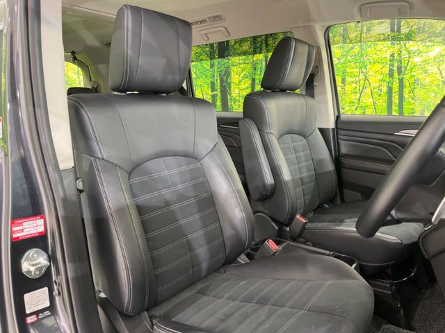 【ハーフレザーシート】高級感と座り心地を両立した人気のシート♪背面・座面のファブリック素材は、通気性の良さや滑りにくさに優れています。気温や服装に左右されず快適にお乗りいただけます。