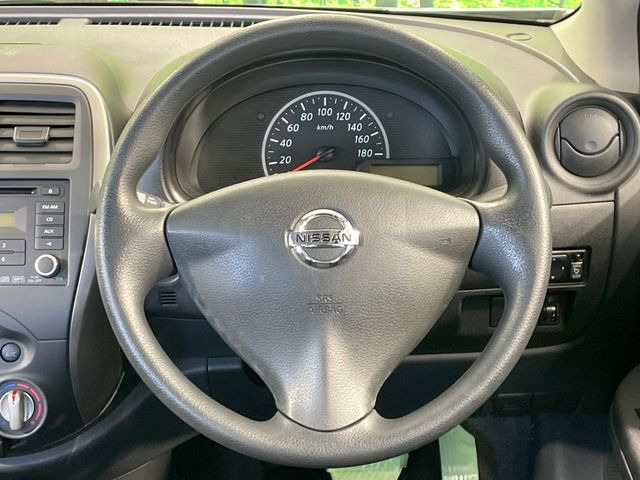 �C���e���A�ɍ��킹���f�U�C���̃X�e�A�����O�́A�^�]�������̂��Ƃ��l���A�^�]���₷���`��A�傫���ł��B�����x�A���ۂɐG���Ă��m���߂��������B