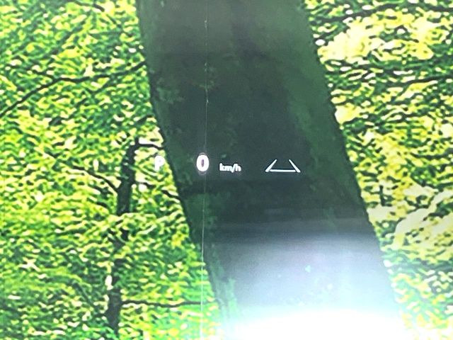 【カラーヘッドアップディスプレイ】現在の速度や走行情報をデジタル表示で運転席前方のガラスに投影!カラー付きで視認性も高く、運転中目線をずらさず必要な情報を確認できるのでとっても便利で安心!