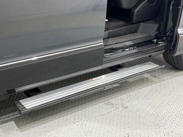 【電動サイドステップ】車高の高いお車でも、これがあれば小さいお子様の乗り降りも楽々♪スライドドアと連動して作動する為、煩わしい操作は不要です!