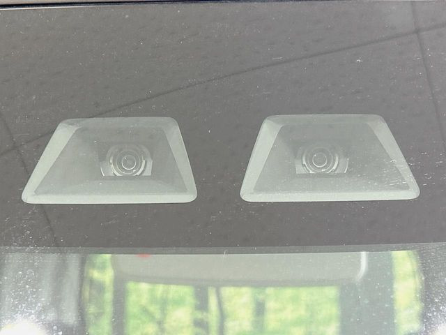 【スマートアシスト】走行中に前方の車両等を認識し、衝突しそうな時は警報とブレーキで衝突回避と被害軽減をアシスト。より安全にドライブをお楽しみいただけます。