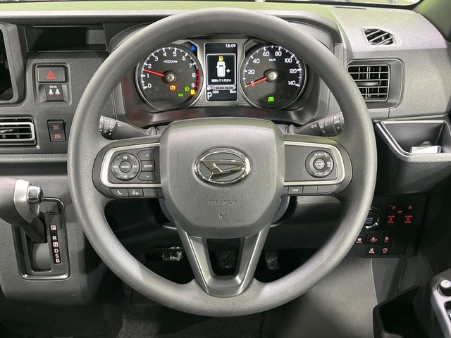 �C���e���A�ɍ��킹���f�U�C���̃X�e�A�����O�́A�^�]�������̂��Ƃ��l���A�^�]���₷���`��A�傫���ł��B�����x�A���ۂɐG���Ă��m���߂��������B