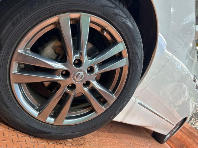 �y����18�C���`�A���~�z�C�[���z�O�ςɃ}�b�`���������A���~�z�C�[���𑕒����Ă���܂��B�e��ЊO�A���~�z�C�[����A�X�^�b�h���X�^�C�����戵�����Ă���܂��B���񂲑��k����������