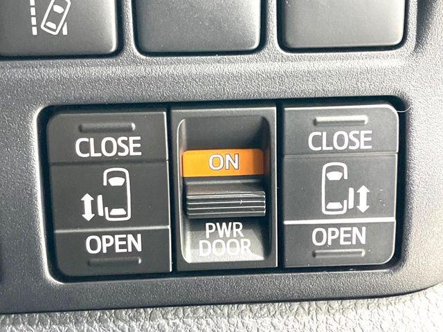 【両側パワースライドドア】スマートキーや運転席のスイッチで後席両側スライドドアの開閉が可能♪電動だから力を入れてドアを開ける必要が無く、小さなお子様でも簡単に開け閉めでき快適です♪