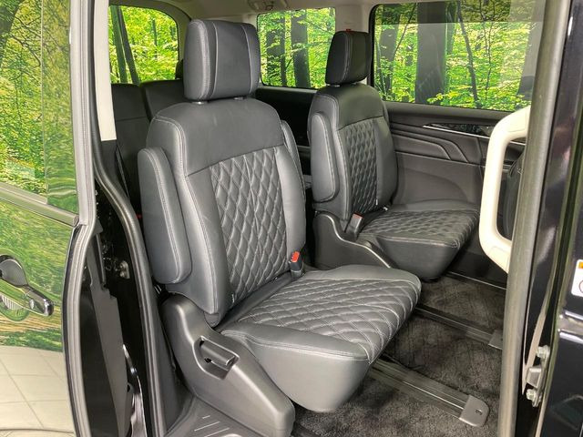 後部座席も気になるようなキズ・汚れやへたり等、大きなダメージはなく、良好な状態です。