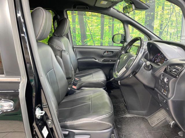 運転席まわりには十分なスペースがあり、大柄な方でもゆったり運転していただける環境です。