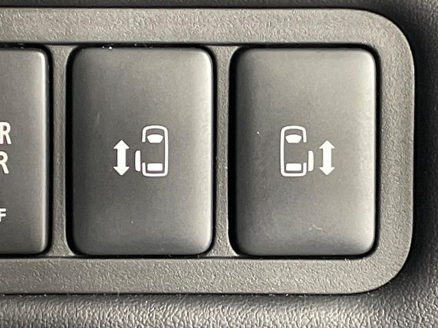 【両側パワースライドドア】スマートキーや運転席のスイッチで後席両側スライドドアの開閉が可能♪電動だから力を入れてドアを開ける必要が無く、小さなお子様でも簡単に開け閉めでき快適です♪