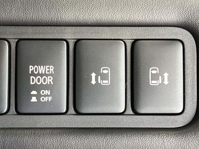 【両側パワースライドドア】スマートキーや運転席のスイッチで後席両側スライドドアの開閉が可能♪電動だから力を入れてドアを開ける必要が無く、小さなお子様でも簡単に開け閉めでき快適です♪