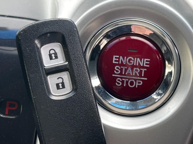 �yHonda�X�}�[�g�L�[�z�J�o����|�P�b�g�ɓ��ꂽ�܂܂ł��h�A�̎{���E�������\�ȃX�}�[�g�L�[�𑕔��B�G���W���̃I���E�I�t�����J�M�����o���K�v����������Ƃ��Ă��֗��ł���