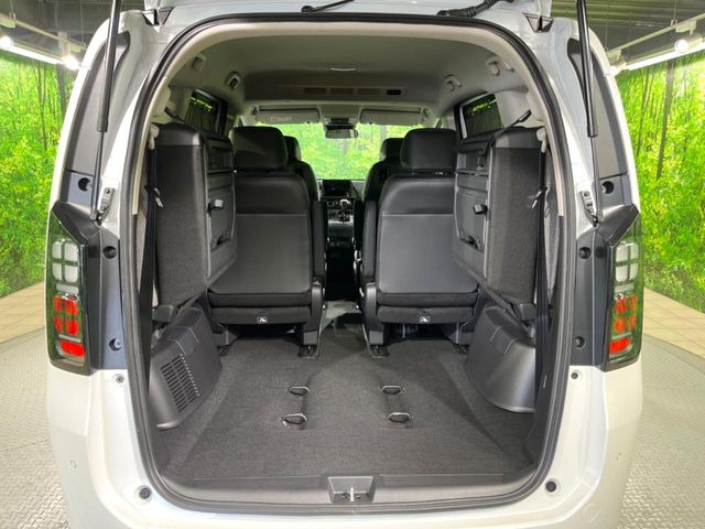 ���i�̂���������ʋ΁A���}���ɏ\���ȉ׎��X�y�[�X���m�ۂ��Ă���܂��B�Z�J���h�V�[�g��|���ƁA�傫�ȉו��̐ύڂ��\�ł���