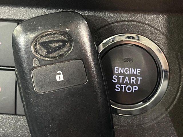 �y�L�[�t���[�V�X�e���z�J�o����|�P�b�g�ɓ��ꂽ�܂܂ł��h�A�̎{���E�������\�ȃX�}�[�g�L�[�𑕔��B�G���W���̃I���E�I�t�����J�M�����o���K�v����������Ƃ��Ă��֗��ł���