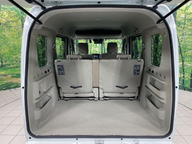 ���i�̂���������ʋ΁A���}���ɏ\���ȉ׎��X�y�[�X���m�ۂ��Ă���܂��B�Z�J���h�V�[�g��|���ƁA�傫�ȉו��̐ύڂ��\�ł���