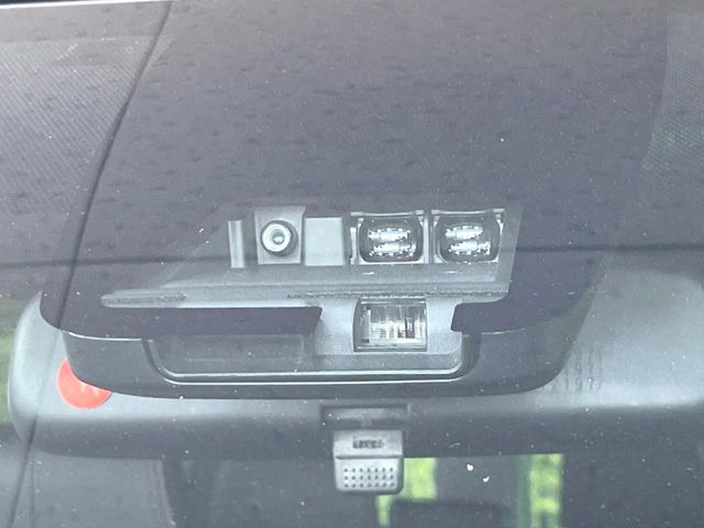 【トヨタセーフティセンス】走行中に前方の車両等を認識し、衝突しそうな時は警報とブレーキで衝突回避と被害軽減をアシスト。より安全にドライブをお楽しみいただけます。