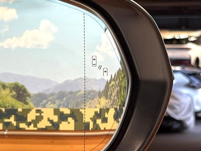 【ブラインドスポットモニター】走行中、ドアミラーの死角になりやすい箇所に後続車が接近するとサイドミラーのレンズに警告を表示!ドライバーに注意喚起をしてくれます。