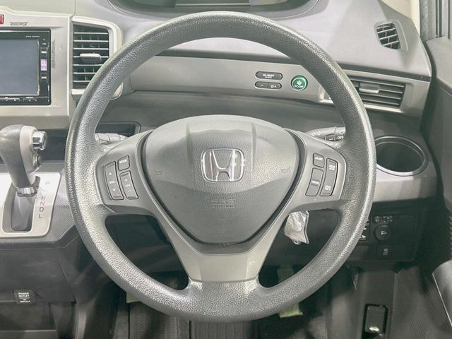 �C���e���A�ɍ��킹���f�U�C���̃X�e�A�����O�́A�^�]�������̂��Ƃ��l���A�^�]���₷���`��A�傫���ł��B�����x�A���ۂɐG���Ă��m���߂��������B