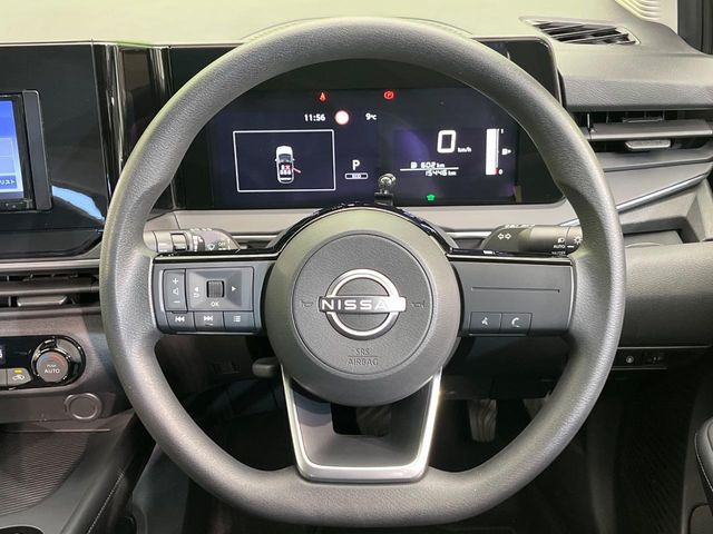 �C���e���A�ɍ��킹���f�U�C���̃X�e�A�����O�́A�^�]�������̂��Ƃ��l���A�^�]���₷���`��A�傫���ł��B�����x�A���ۂɐG���Ă��m���߂��������B