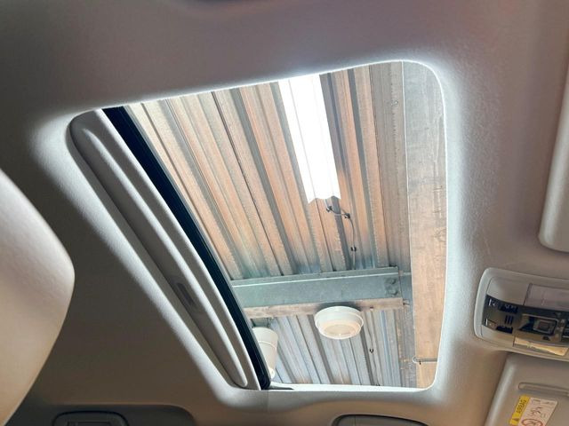 【サンルーフ】開放感たっぷりの希少装備、サンルーフが装着されています!車内に明かりを取り入れたり景色を楽しむ以外にも、車内の空気も簡単に換気できて快適です!