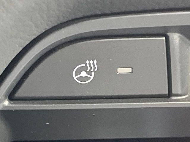 【ステアリングヒーター】冬場に冷たくなりやすい革巻きステアリングを、スイッチ一つで素早く適温に!エアコンよりも早く温まってくれるので、寒い日の運転も快適になりますね♪