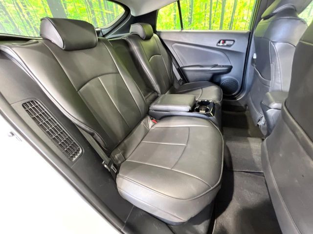 後部座席も気になるようなキズ・汚れやへたり等、大きなダメージはなく、良好な状態です。