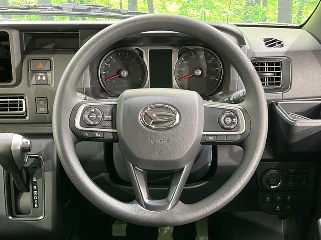 �C���e���A�ɍ��킹���f�U�C���̃X�e�A�����O�́A�^�]�������̂��Ƃ��l���A�^�]���₷���`��A�傫���ł��B�����x�A���ۂɐG���Ă��m���߂��������B