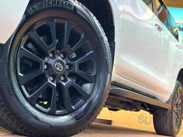 �y����18�C���`�A���~�z�C�[���z�O�ςɃ}�b�`���������A���~�z�C�[���𑕒����Ă���܂��B�e��ЊO�A���~�z�C�[����A�X�^�b�h���X�^�C�����戵�����Ă���܂��B���񂲑��k����������