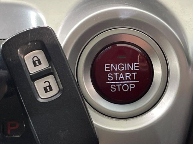 �yHonda�X�}�[�g�L�[�z�J�o����|�P�b�g�ɓ��ꂽ�܂܂ł��h�A�̎{���E�������\�ȃX�}�[�g�L�[�𑕔��B�G���W���̃I���E�I�t�����J�M�����o���K�v����������Ƃ��Ă��֗��ł���