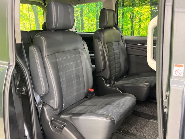 二列目中央はウォークスルーとなっております。二列目と三列目の移動や乗り降りがとっても楽になるので、乗り降りの際もストレスを感じることはありません♪