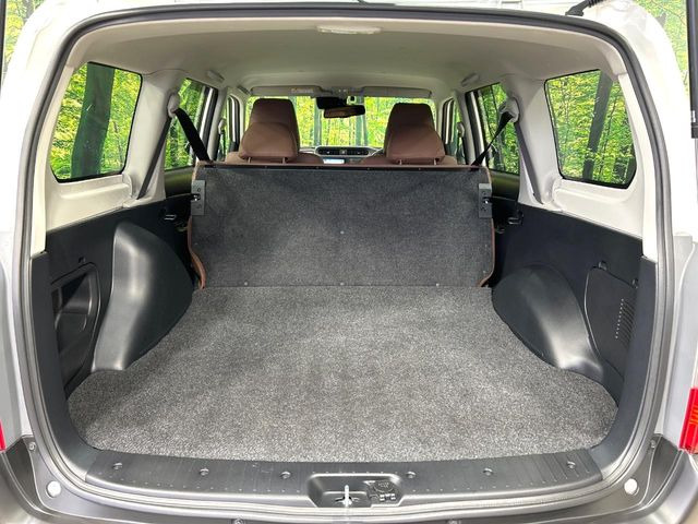 ���i�̂���������ʋ΁A���}���ɏ\���ȉ׎��X�y�[�X���m�ۂ��Ă���܂��B�Z�J���h�V�[�g��|���ƁA�傫�ȉו��̐ύڂ��\�ł���