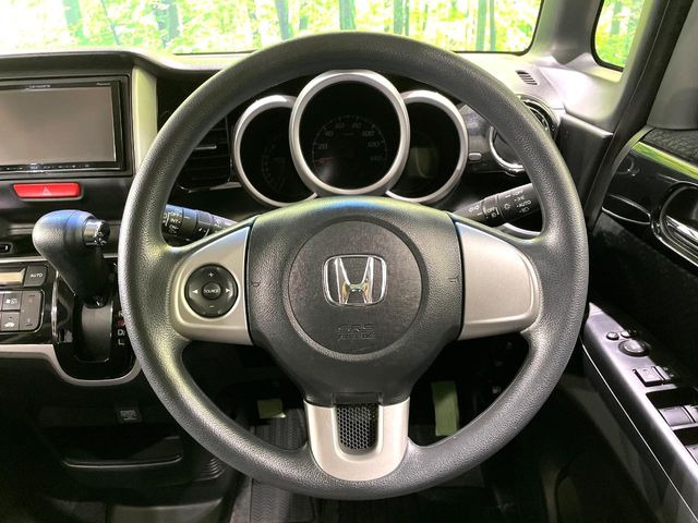 �C���e���A�ɍ��킹���f�U�C���̃X�e�A�����O�́A�^�]�������̂��Ƃ��l���A�^�]���₷���`��A�傫���ł��B�����x�A���ۂɐG���Ă��m���߂��������B