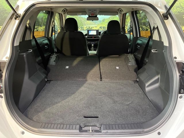 ���i�̂���������ʋ΁A���}���ɏ\���ȉ׎��X�y�[�X���m�ۂ��Ă���܂��B�Z�J���h�V�[�g��|���ƁA�傫�ȉו��̐ύڂ��\�ł���