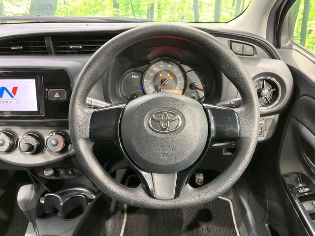 �C���e���A�ɍ��킹���f�U�C���̃X�e�A�����O�́A�^�]�������̂��Ƃ��l���A�^�]���₷���`��A�傫���ł��B�����x�A���ۂɐG���Ă��m���߂��������B