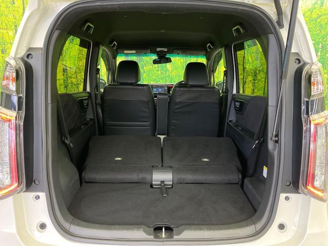 ���i�̂���������ʋ΁A���}���ɏ\���ȉ׎��X�y�[�X���m�ۂ��Ă���܂��B�Z�J���h�V�[�g��|���ƁA�傫�ȉו��̐ύڂ��\�ł���