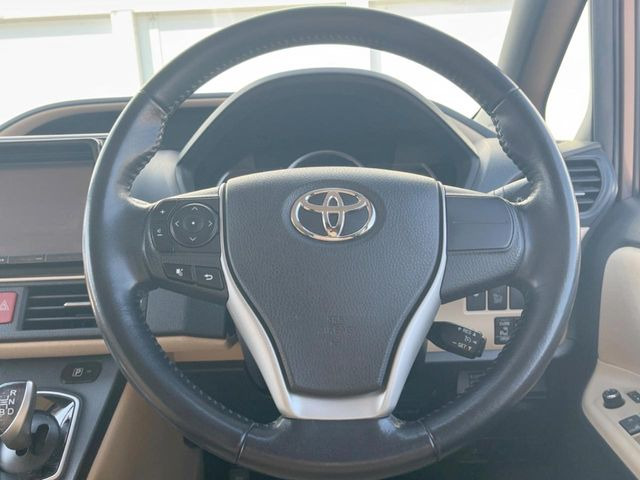 �C���e���A�ɍ��킹���f�U�C���̃X�e�A�����O�́A�^�]�������̂��Ƃ��l���A�^�]���₷���`��A�傫���ł��B�����x�A���ۂɐG���Ă��m���߂��������B