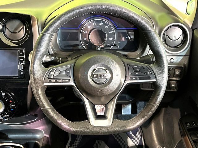 �C���e���A�ɍ��킹���f�U�C���̃X�e�A�����O�́A�^�]�������̂��Ƃ��l���A�^�]���₷���`��A�傫���ł��B�����x�A���ۂɐG���Ă��m���߂��������B